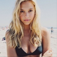 Alexis Ren