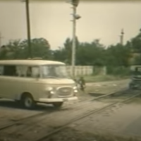 A könyökével hozzáért a betápláló szálhoz
