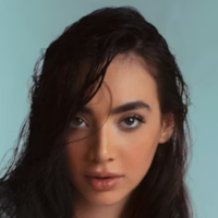 Rauhallinen kotikäyntejä tekevä yleislääkäri, joka tuo huolellisen tutkimisen, selkeän arvion ja turvallisen jatkosuunnitelman suoraan kotiin