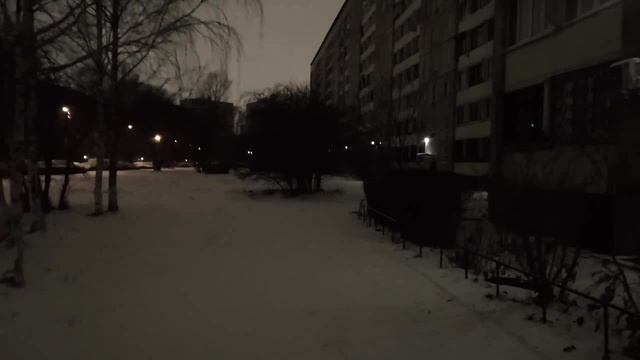 Дорога в школу рано утром зимой. 
