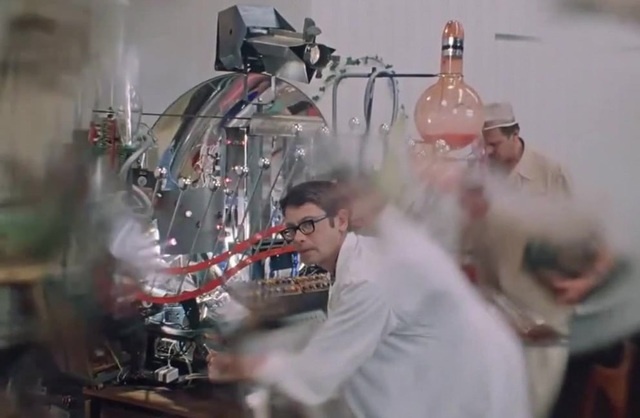 комедийная сцена с машиной времени из советского фильма