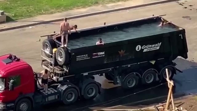 Mobile swimming pool