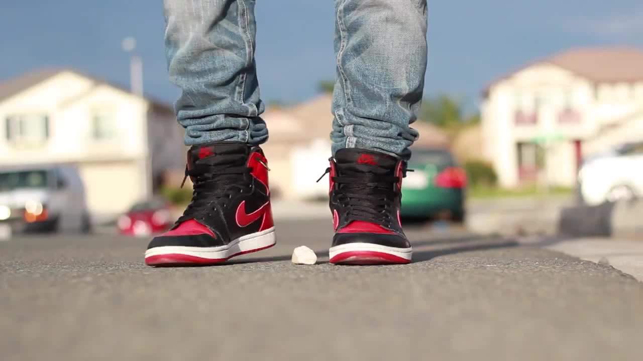 Jordan bred 1 on feet on sale