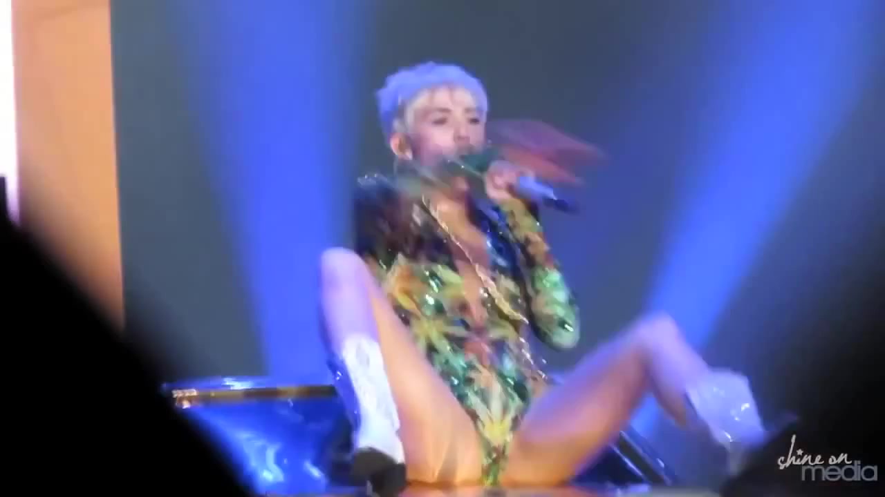 Miley cyrus fingering on stage