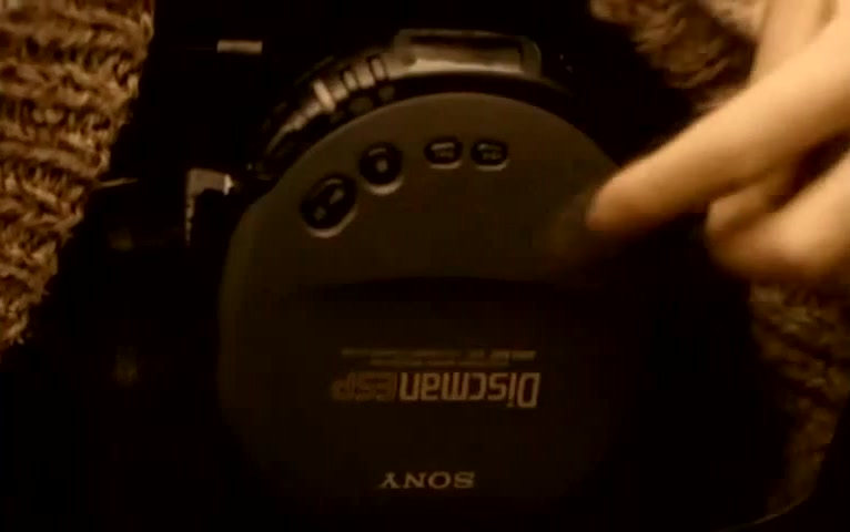 Наутилус из брат 2. Брат данилы багрова. Плеер данилы. Плеер данилы. Cd-плеер sony discman d-245.