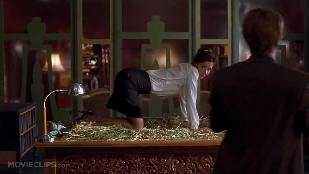 Мэгги Джилленхол в фильме Секретарша - Самые откровенные сцены